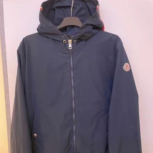 Moncler windbreaker  - Blå moncler windbreaker i modellen Grimpeurs Giubbotto. Storlek 1 vilket motsvarar S. Kom med bud!