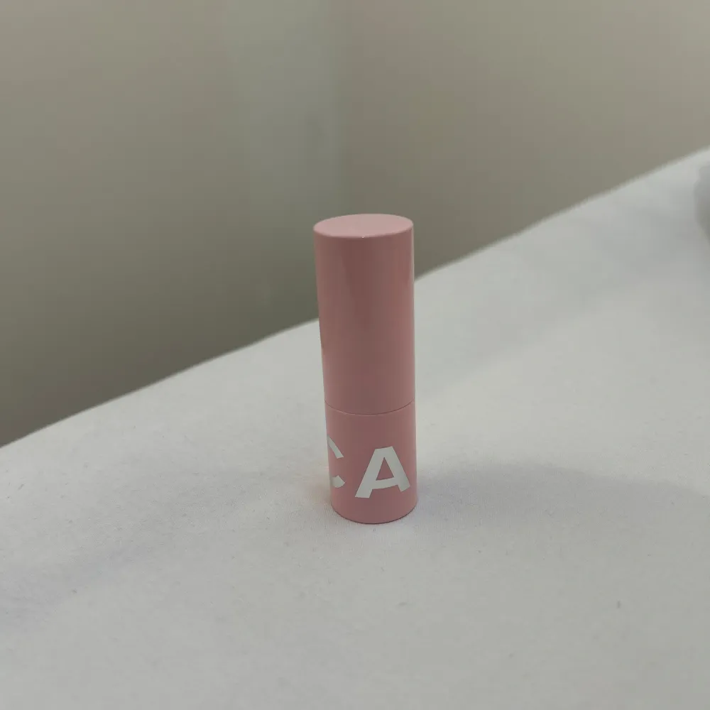 Superfin Lipbalm med tint av mocka! Endast testad på handen! Perfekt nu till vintern när återfuktning behövs! Nypris 245 och den är i Limited edition . Skönhet.