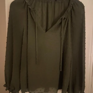 Grön blus  - Grön blus från zara 