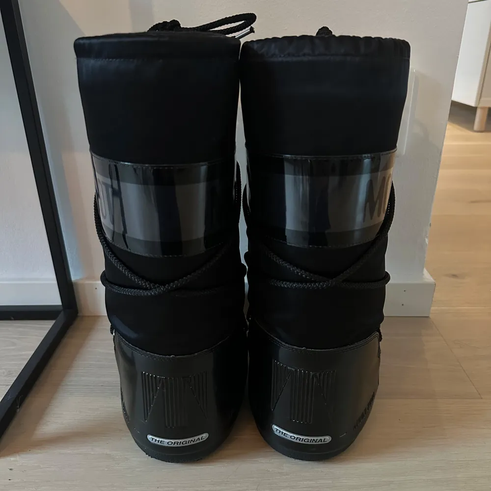 Svarta glansiga moonboots! Knappt använda så dem är i väldigt bra skick. Nypris 2 395kr säljer för 1 500kr! . Skor.