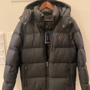 Polo Ralph Lauren Down ”EL CAP” Puffer Jacket - Size S, Polo Ralph lauren Black ”EL CAP JACKET”. Bra skick. Slutsåld i S överallt,         Ny pris 4 945kr - 5 499kr. Kommer sänka pris med 100kr per dag, först till kvarn.