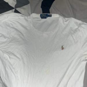 Vit t shirt polo storlek M 