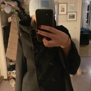 Kappa  - Kort svart kappa med krage ❣️