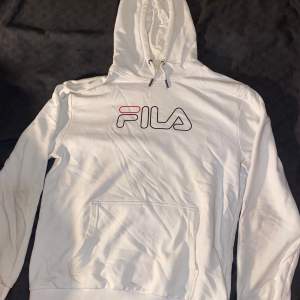 Säljer en snygg vit hoodie från FILA i bra skick. Perfekt för både vardag och träning. 