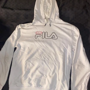 Vit hoodie från FILA - Säljer en snygg vit hoodie från FILA i bra skick. Perfekt för både vardag och träning. 