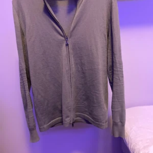 J. Lindberg tröja - Säljer min J. Lindberg tröja för att den tyvärr är för liten. Den ör köpt på NK i somras. Nypris är 1800 men jag köpte den på halva priset. Hör av er om ni har någon fråga💯😍