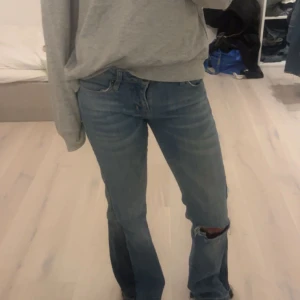 Blå jeans med slitning - Säljer ett par blå jeans i bra skick, har sytt ut dom på sidorna