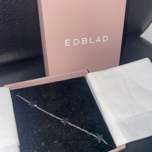 Silverarmband med stjärnor från Edblad - Snyggt och stilrent silverarmband från Edblad med små stjärnor. Perfekt för både vardag och fest! Armbandet är i mycket bra skick och kommer i originalförpackning. Enkelt att matcha med andra smycken för en komplett look. ✨