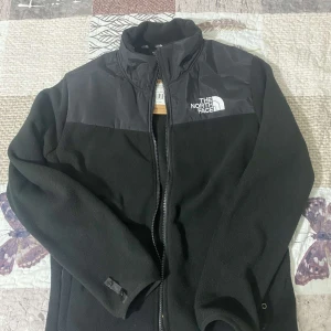 The North Face kofta - Säljer min super fina kofta från The North Face. Den är jätte bekväm och skön att ha på sig. Aldrig använd etiketten sitter kvar. Den är storlek S fast passar XS. Priset kan alltid diskuteras!