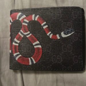 Gucci plånbok - Säljer en Gucci planka bra skick oklar om authencitet fick den av min kusin och han säger den är det så antar det därav priset 