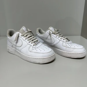  Nike Air Force 1  - Tja! Säljer ett par feta Air Force 1 i hel vit. De finns några tecken på andvändning men jag skulle säga att skicket är 7/10. Storlek 42 men passar även 41 skulle jag säga! Tveka inte vid några frågor svarar snabbt och har mera bilder!