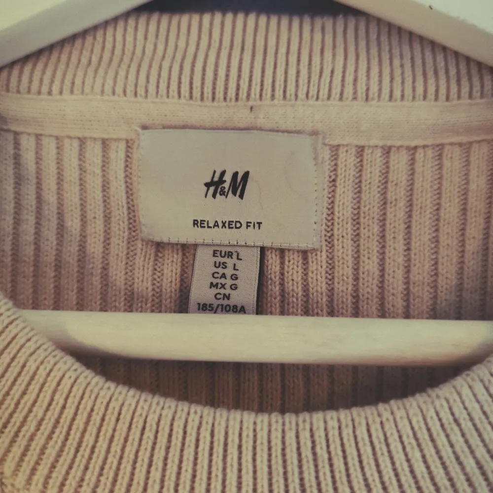 Säljer en superfin beige ribbad tröja från H&M i storlek L. Den är i bomull och har en avslappnad passform som är perfekt för både höst och vår. Tröjan har långa ärmar och är i mycket bra skick. Perfekt för en stilren och bekväm look!. Tröjor & Koftor.