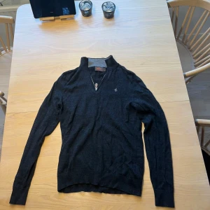 Morris halv zipp - Detta är en Morris tröja som knappt är använd den är i nytt skick men fick den i julklapp så den har bara legat i garderoben, men det är 100% merino ull. Priset kan diskuteras vid snabb affär!