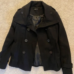 Svart kort kappa från Vila - snygg svart kort kappa från Vila i storlek S