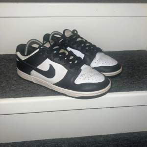 Säljer mina Nike dunks som har använts i ungefär 1 år. Inga tydliga defekter, lite creased. Kontakta vid övriga frågor eller fler bilder :)