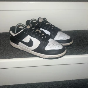 Panda dunks/svartvita dunks - Säljer mina Nike dunks som har använts i ungefär 1 år. Inga tydliga defekter, lite creased. Kontakta vid övriga frågor eller fler bilder :)