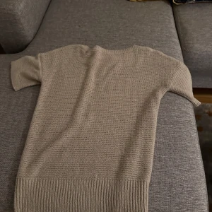  Stickad tröja - En fin tröja med tjockt material, har en fin desagin vid axeln💜🫶🏻🫶🏻