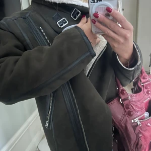 Jacka med detaljer  - Så snygg mockajacka med Teddymaterial på insidan! Superskön och varm till vintern