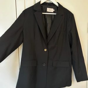 Overaized kavaj - Fin kavaj från Nelly, nästan aldrig använd så i fint skick ☺️