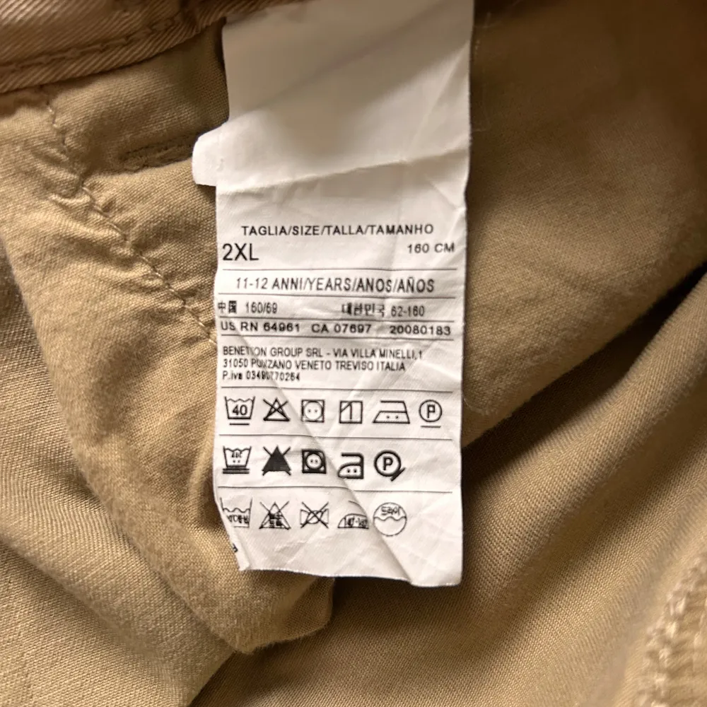 Säljer ett par snygga beige chinos från Benetton i storlek 2XL för barn, 11-12 år. Byxorna har en klassisk design, perfekt för både vardag och lite finare tillfällen. De är i mycket bra skick och stretchmaterial.. Jeans & Byxor.