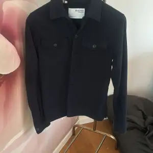 Säljer min Mörkblåa overshirt pga av att den är för liten. Storlek S. Bra skick använd ett par fåtal gånger.