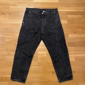 Svarta jeans från Weekday - Säljer ett par svarta jeans från Weekday i storlek 34, modell Barrel. De har en klassisk femficksdesign med knappgylf och är i bra skick. Perfekta för både vardag och fest! 🖤