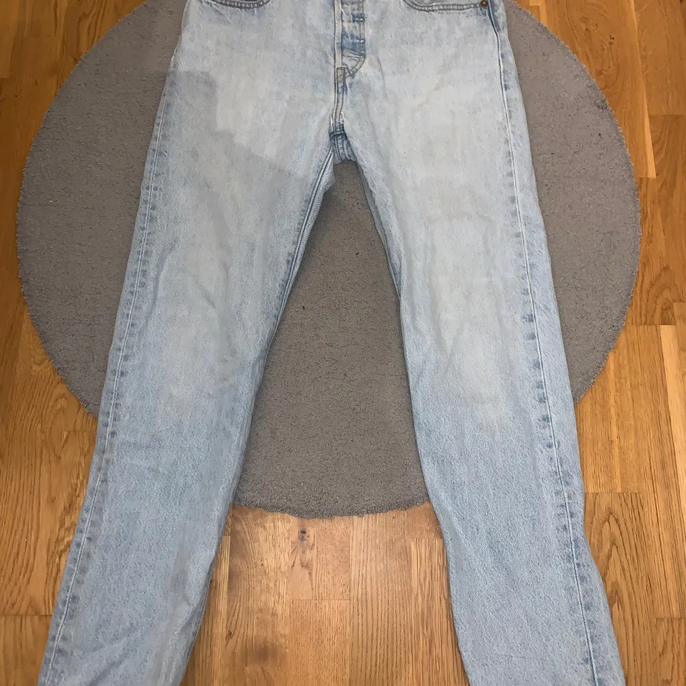 Levis jeans i modell 501 straight fit. Storlek W:28 L:30. Säljes på grund av att jag har växt ur dem. Lädermärket är slitet men annars är jeansen i mycket bra skick. Hör av er om ni har frågor eller vill ha fler bilder, pris kan även diskuteras!. Jeans & Byxor.