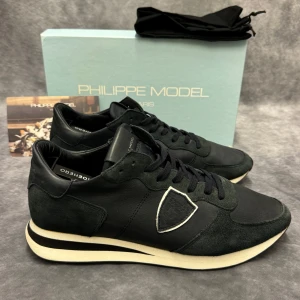 PHILIPPE MODEL TRPZ - - Philippemodel TRPZ - Skick: 9,5/10 - Tillbehör: Allt medföljer ( box, dustbag, kort) - Storlek 43, passar mer 44 - Nypris ca 3700kr // Deluxecloset