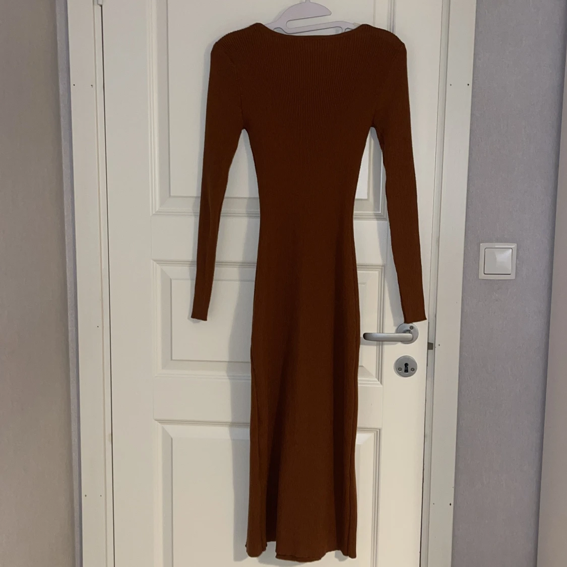 Brun långklänning med slits - 90