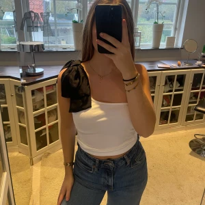 Blus - One shoulder blus / topp från zara i storlek S. Har en liten knytdetalj upptill❤️ Mycket bra skick!
