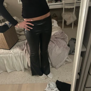 Lågmidjade skinnbyxor  - Ett par lågmidjade skinnbyxor i storlek xs, nästan helt oanvända 