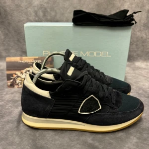 PHILIPPE MODEL TRPZ  - - Philippemodel TRPZ - Skick: 9/10 - Tillbehör: Allt medföljer ( box, dustbag) - Storlek 41, passar mer 42 - Nypris ca 3700kr // Deluxecloset