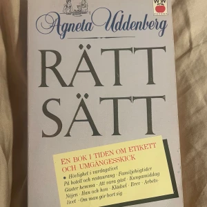 Rätt sätt - En handbok i etikett och umgängesskick för moderna människor. Perfekt för både speciella och vardagliga tillfällen som dop, bröllop och anställningsintervjuer. Boken ger praktiska tips för att skapa en trygg och vänlig atmosfär i olika sociala sammanhang.