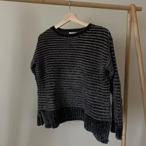 Mysig mjuk tröja - Mysig, höstig, ”stickad” tröja med lite guld i 🍂 Superhärligt material och färg!