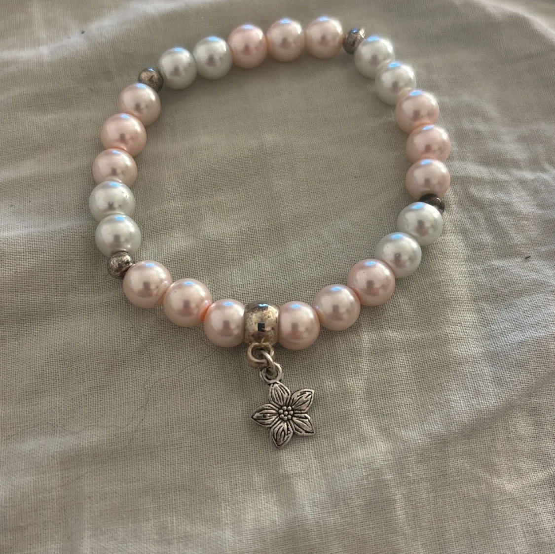 Pärlarmband med blomma