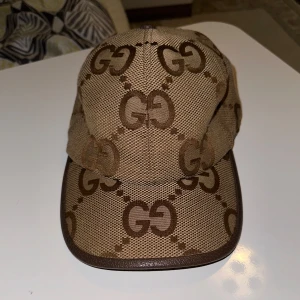 Gucci jumbo keps - Gucci keps i nyskick Använd ett par gånger Endast byte mot andra kepsar Storlek Large
