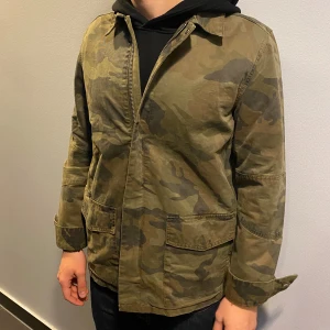 Zadig Voltaire jacka - Vi säljer nu denna sprillans nya kamouflage jacka ifrån Zadig Voltaire.  Passar perfekt som en overshirt under vinterjackan🌟 storlek M