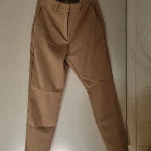 Kostymbyxor  - Säljer mina beiga kostymbyxor från H&M då dem tyvärr inte kommit till användning 🤎 Strlk: 40 Nypris: 350kr Säljes: 150kr