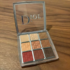 Dior backstage ögonskuggspalett 003 amber neutrals - Dior Backstage Eyeshadow Palette 003 Amber Neutrals  Endast testat nån färg. Som man ser är alla diorloggor kvar i färgerna.   Nypris: 660