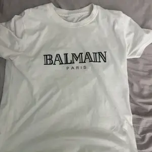 Balmain t shirt jätte bra skick och i storlek S/ 170-175 cm