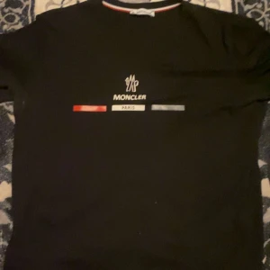 Moncler T-Shirt - Moncler använt 2gånger storlek M Bra till sommaren och vintern om du har en skön tjocktröja på 🤩