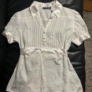 Vit blus💕 - Superfin vit blus med knyte i midjan och klädda knappar på bröstet samt på ärmarna💞Mycket gott skick💞Säljer då den tyvärr inte är min storlek💞 Skriv gärna innan du trycker på köp nu💕