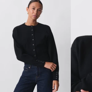 Svart kofta med knappar - Snygg svart kofta med knappar framtill. Det är i samma modell som den beiga, köpt från Gina tricot. Använd fåtal gånger, säljer för att den inte kommer till användning💕