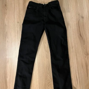 J.Linderberg jeans - Säljer nu ett par j linderberg jeans i perfekt skick. Står ingen storlek men på mig som är 180cm och väger ca 58kg så passar den perfekt i längden och så men för liten i midjan för att knäppa. Hör av dig vid frågor eller fler bilder. 