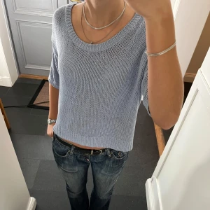 Blå stickad tröja  - Blå trekvartsärmad/kortärmad stickad tröja från H&M i storlek M, passar även S. Fint skick. Använd gärna köp nu!