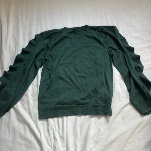 Stickad tröja - Säljer denna super fina stickade tröjan från cos med volang armar🤩super fina och aldrig använd🤍