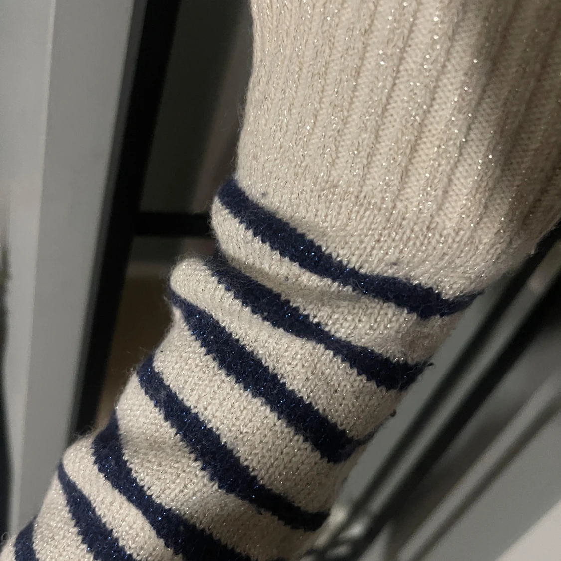 Randig stickad tröja i blått och vitt - 91