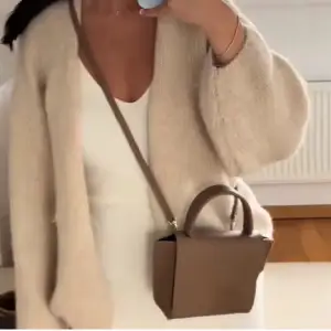 Populär Mysig beige kofta i fluffigt material, perfekt för kyliga dagar. Från Lindex storlek M/L Hör av er vid frågor💗