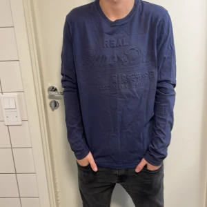 Långärmad tröja - Säljer denna feta Superdry tröjan för endast 199kr nypriset ligger runt 700-1000kr skicket är mycket bra och priset går alltid att diskutera, mvh luxury sellout 