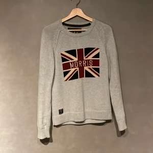 Morris sweatshirt  - Säljer en Morris sweatshirt i storlek xs Skick 9,5/10 Modellen på bilden är 167cm lång  Skriv vid minsta lilla fundering 